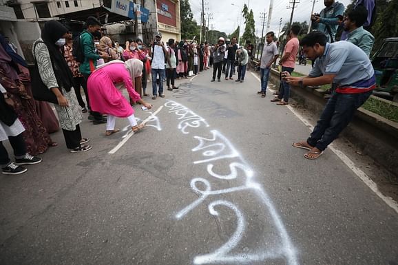 ‘আসছে ফাল্গুনে আমরা কিন্তু দ্বিগুণ হব’ জহির রায়হানের লেখা আরেক ফাল্গুন উপন্যাসের সংলাপ। এই সংলাপ আন্দোলনরত শিক্ষার্থীরা ফেসবুকে বারবার তুলে ধরেছেন। গতকাল সিলেটে শাহজালাল বিজ্ঞান ও প্রযুক্তি বিশ্ববিদ্যালয়ের শিক্ষার্থীরা সেই সংলাপই লিখছিলেন